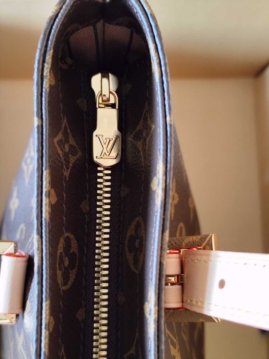 Louis Vuitton Дамска Чанта Практична и Шик с Асиметрични Дръжки