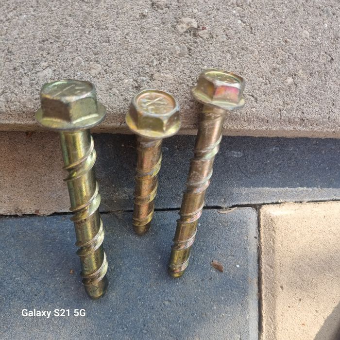 Suruburi cu fixare directă în beton