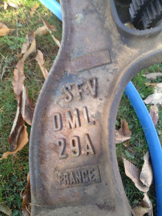 Продавам антикварна Френска ръчна настолна бормашина с менгеме