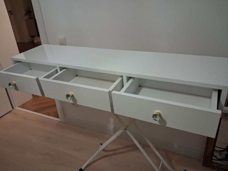 Masa de toaleta lucioasa