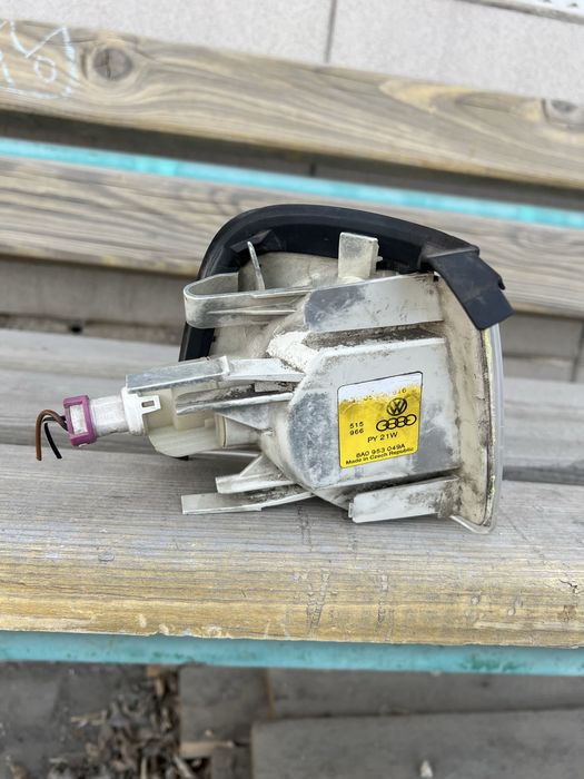 Левый поворотник ауди 80 оригинал