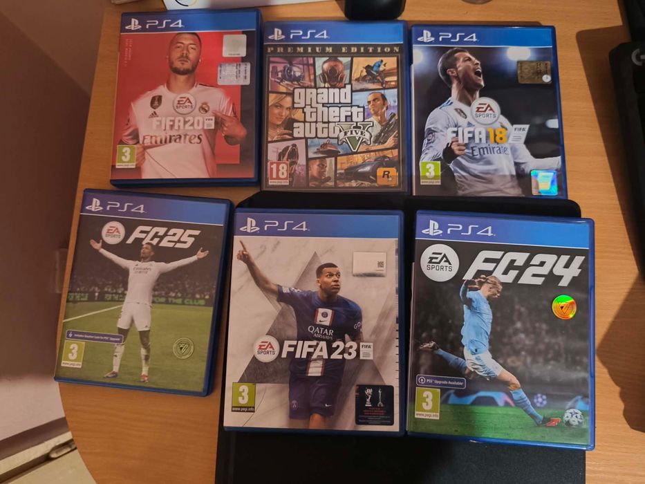 Продавам PlayStation 4 с 3 дйостика и 14 игри