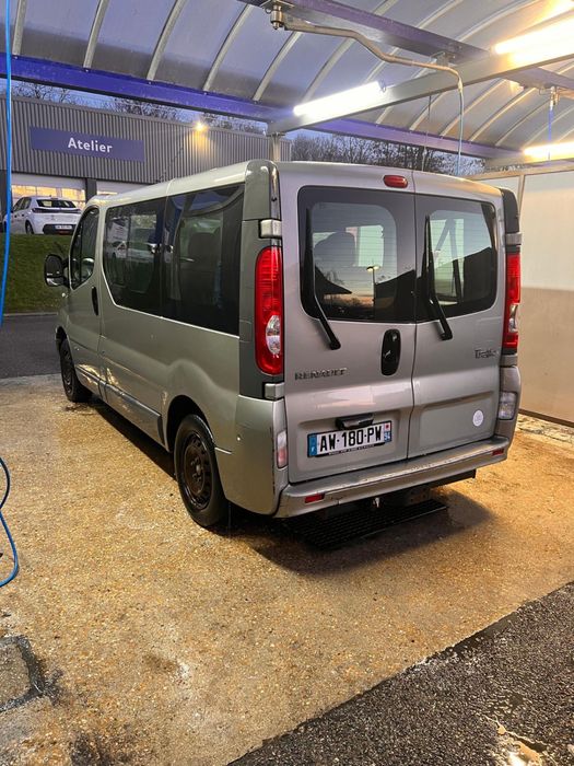 De închiriat Renault Trafic 8+1 locur