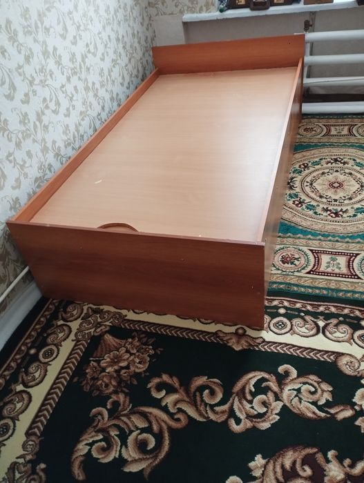 Кровать деревянная