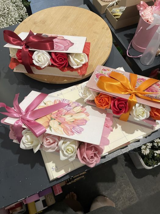 Книга с рози и бонбони