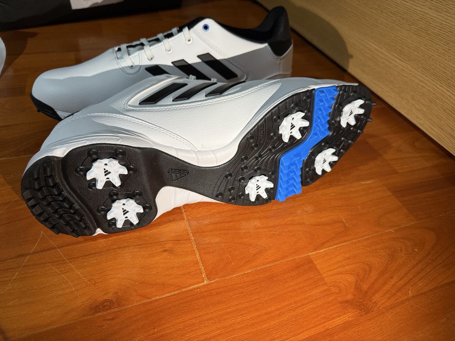 Vând adidași de golf