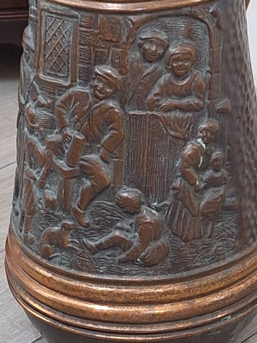 Голяма ръчно кована медна ваза