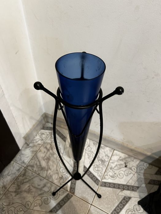 Декоративна подова ваза със стойка – модерен дизайн