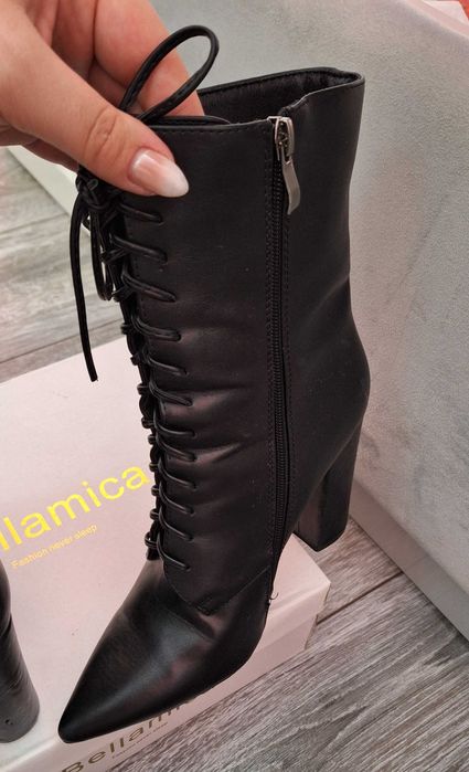 Черни боти с връзки