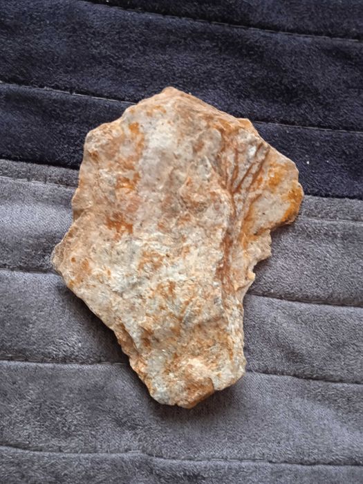 Камък в красиви оттенъци ( за декорация)