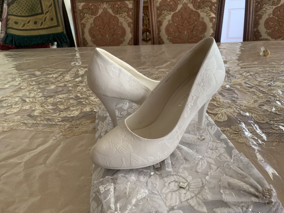 Oq tufli    Judda. Chiroyli