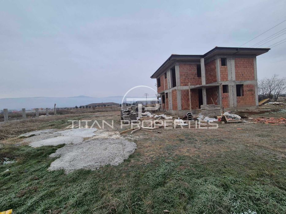 Двуетажна къща в Коматево