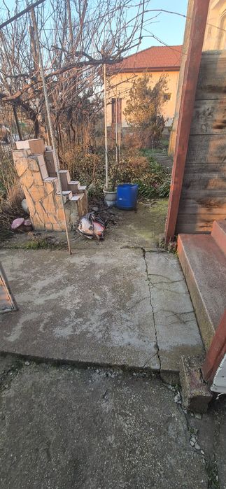 Къща с гараж и допълнителна постройка