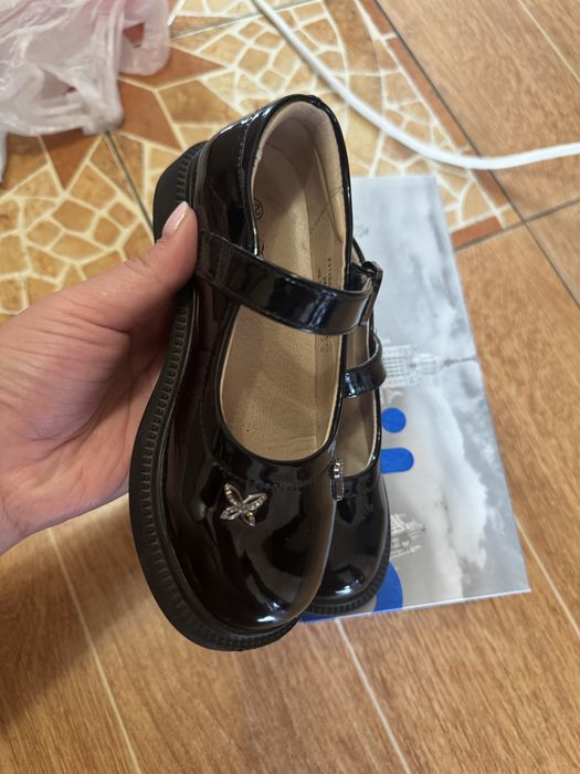 Продам детские туфли