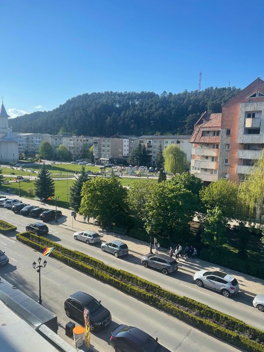 VÂND GARSONIERĂ 48 MP, VEDERE SUPERBĂ, POZIȚIE ULTRACENTRALĂ, deasupra BCR, Termop. - Centr. pe gaz, Comănești, Jud. Bacău, Preț 36.500 €, Negociabil!