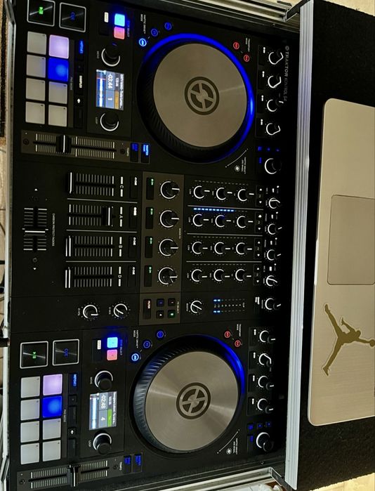 Consolă DJ Traktor s4 mk3