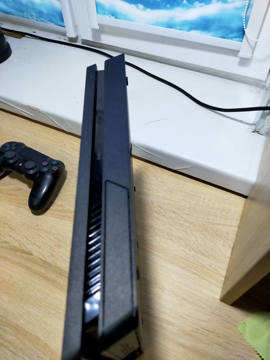 Playstation 4 slim в хорошем состаянии
