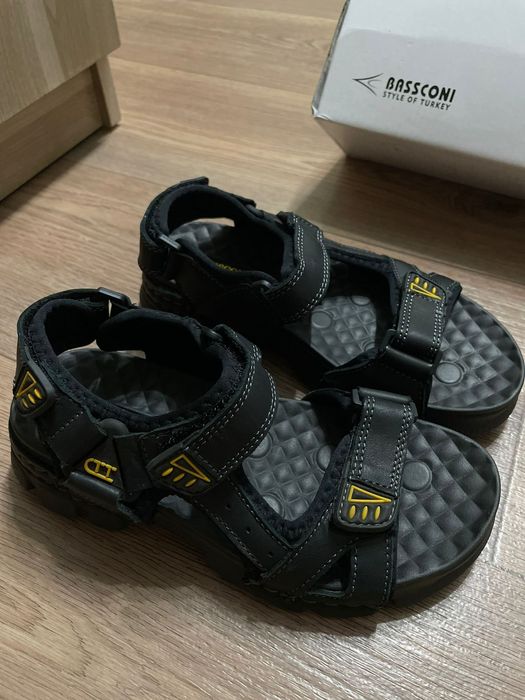 Продам новые сандалии мальчиковые