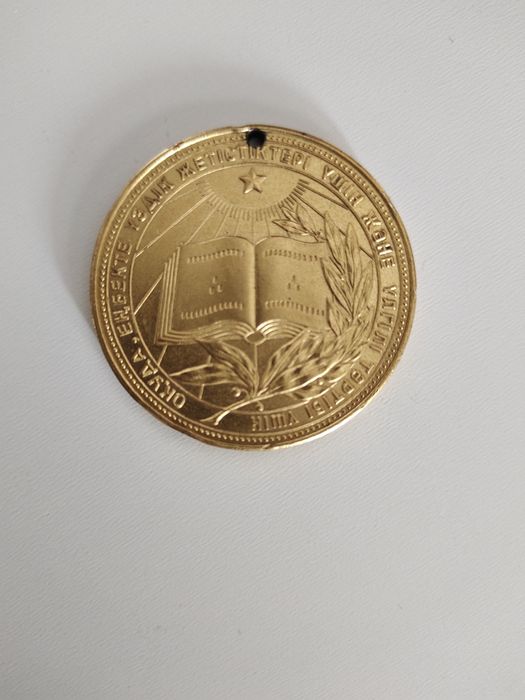 Продам золотую медаль