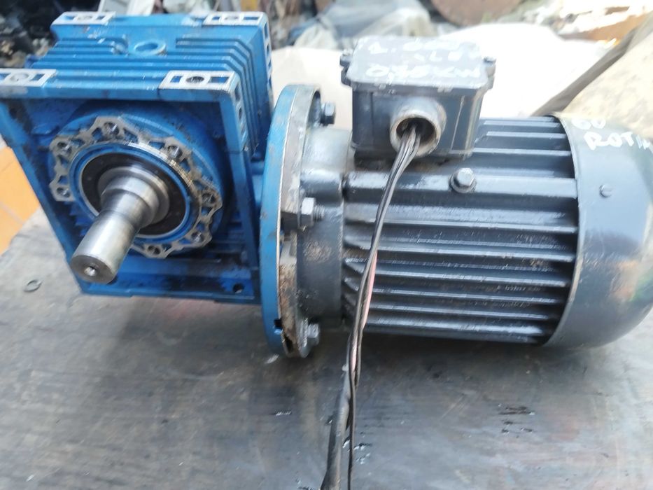 Reductor cu motor raport final 60 de rotații pe minut