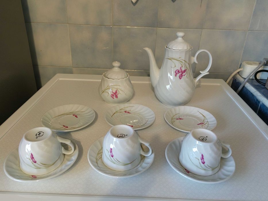 порцеланови чаши за кафе с чинийки, захарница и каничка