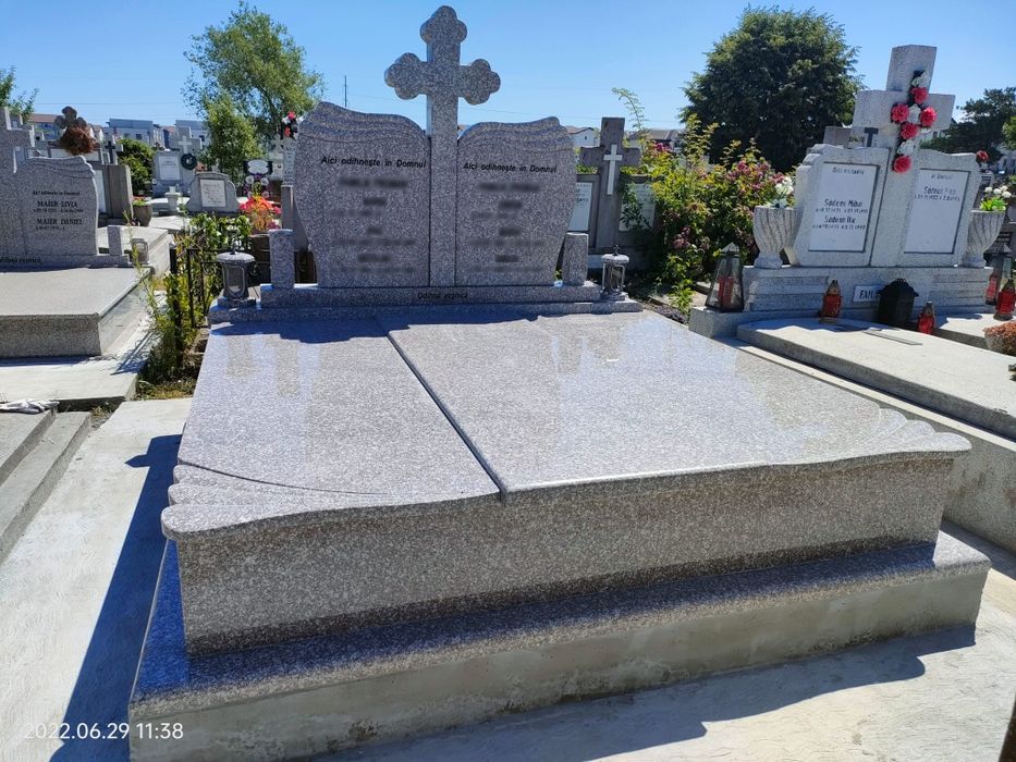 Monumente funerare granit