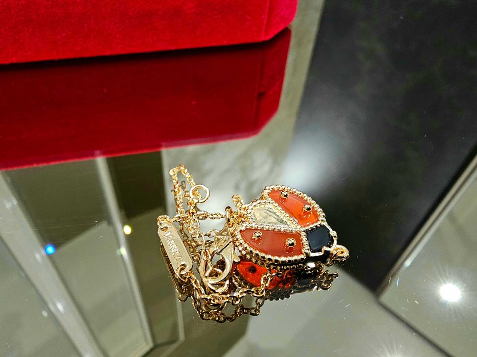 Van Cleef & Arpels VCA Rose Lucky Spring Open Ladybug Дамска Гривна гр ...