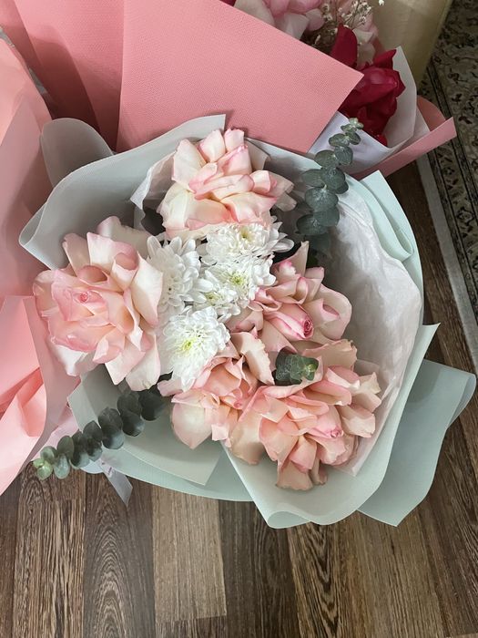 Букеты свежие цена договорная