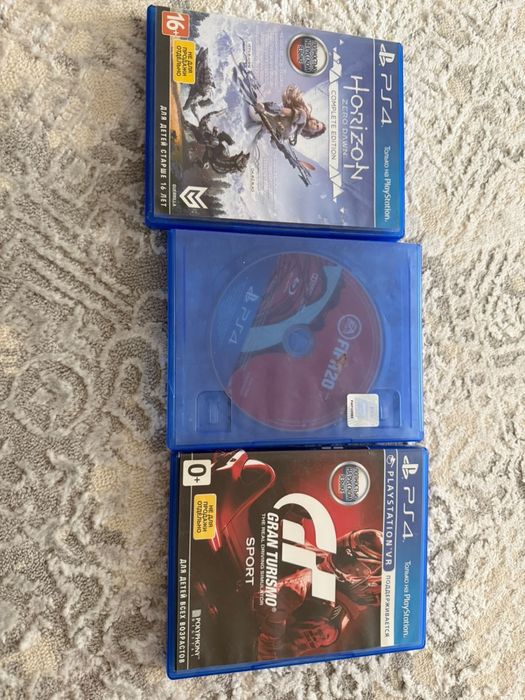 Продам PS 4 1т с двумя джостикам и играмы.