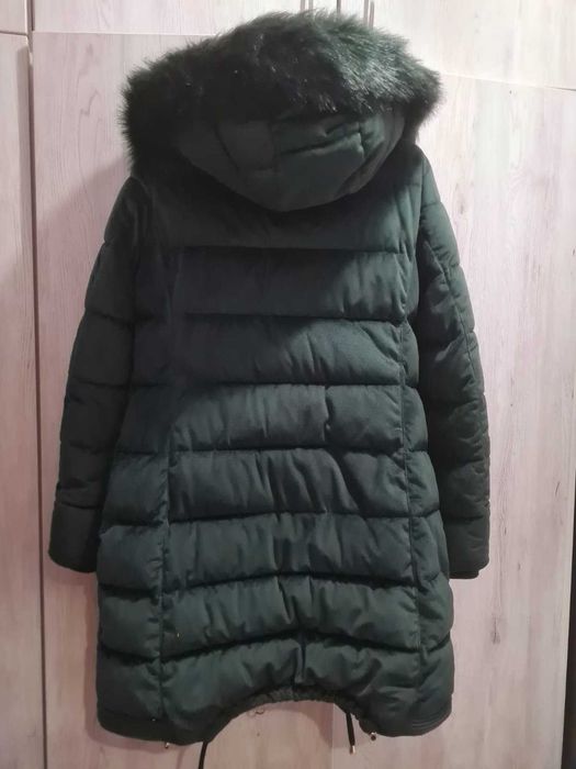 Зимно тъмнозелено яке с подвижна пухена качулка