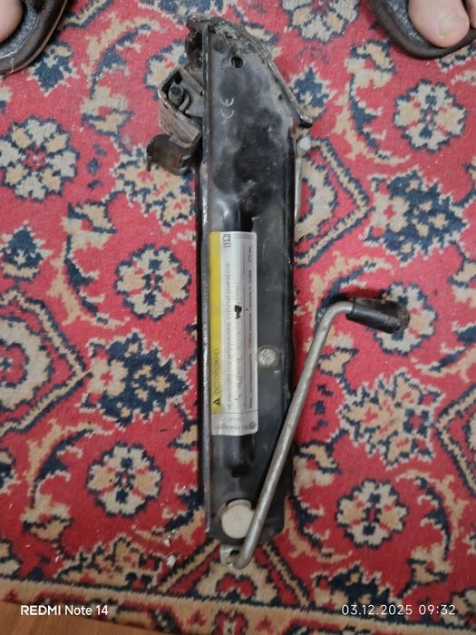 Продам домкрат . Полностью исправный