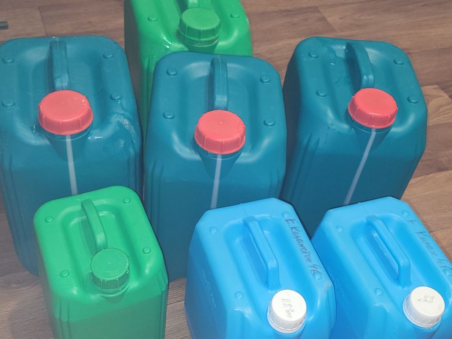 Канистры пластиковые 10л и 5л