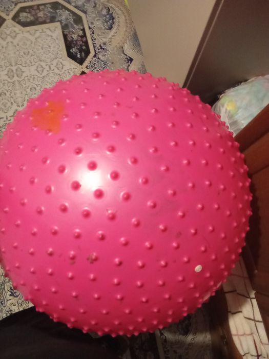 Продам два больших мяча б/у.