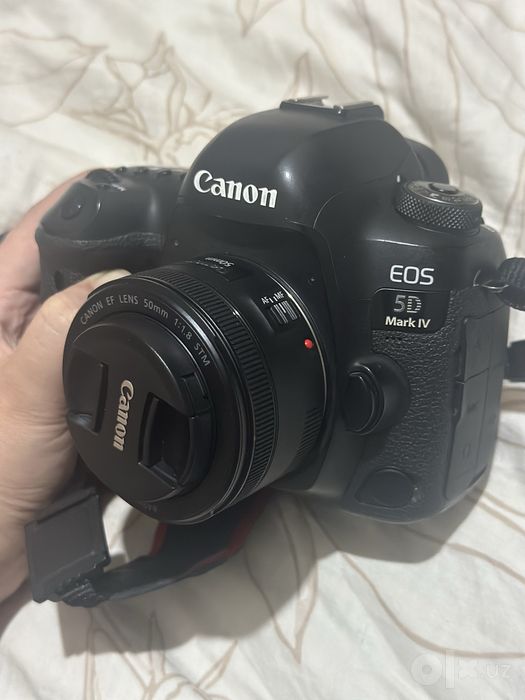 Фотоаппарат canon 5D mark IV с двумя аккамуляторами и зарядкой.