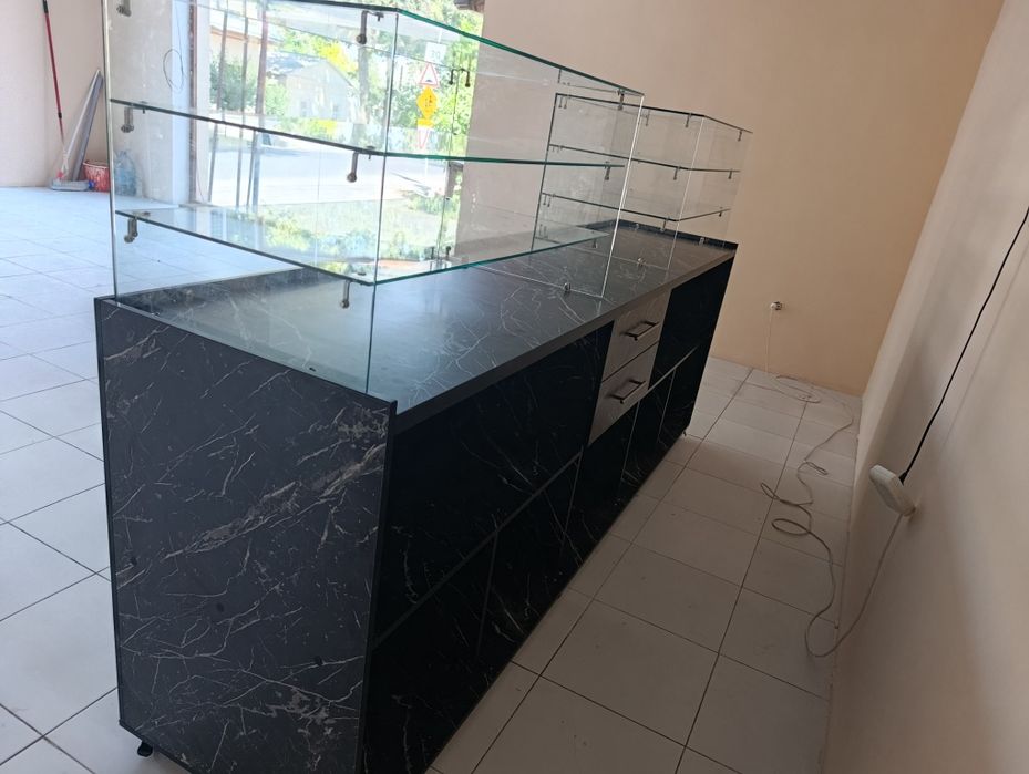 Прилавки кассы для продажи мороженного.