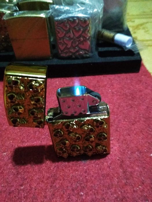 Газовая зажигалка.