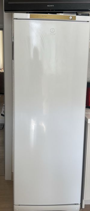 Продам  морозильник Indesit