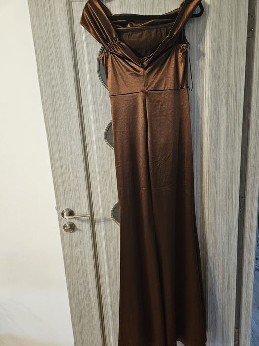 Rochie ciocolatie pe umăr cu crepatura pe picior mărimea M-L