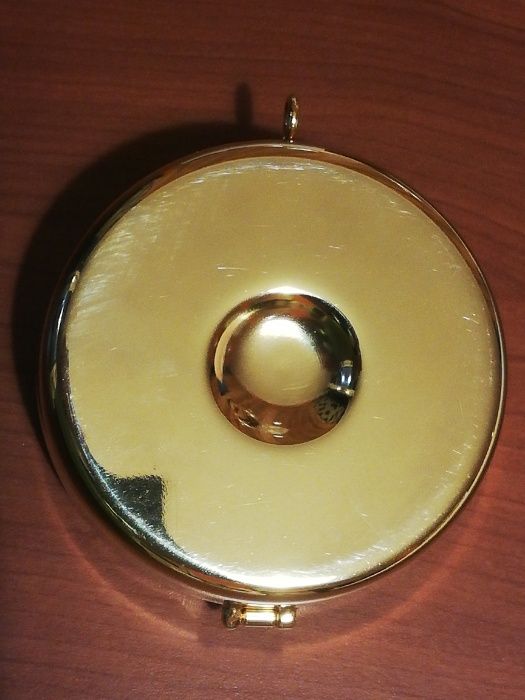 Католическа кутия за причастие