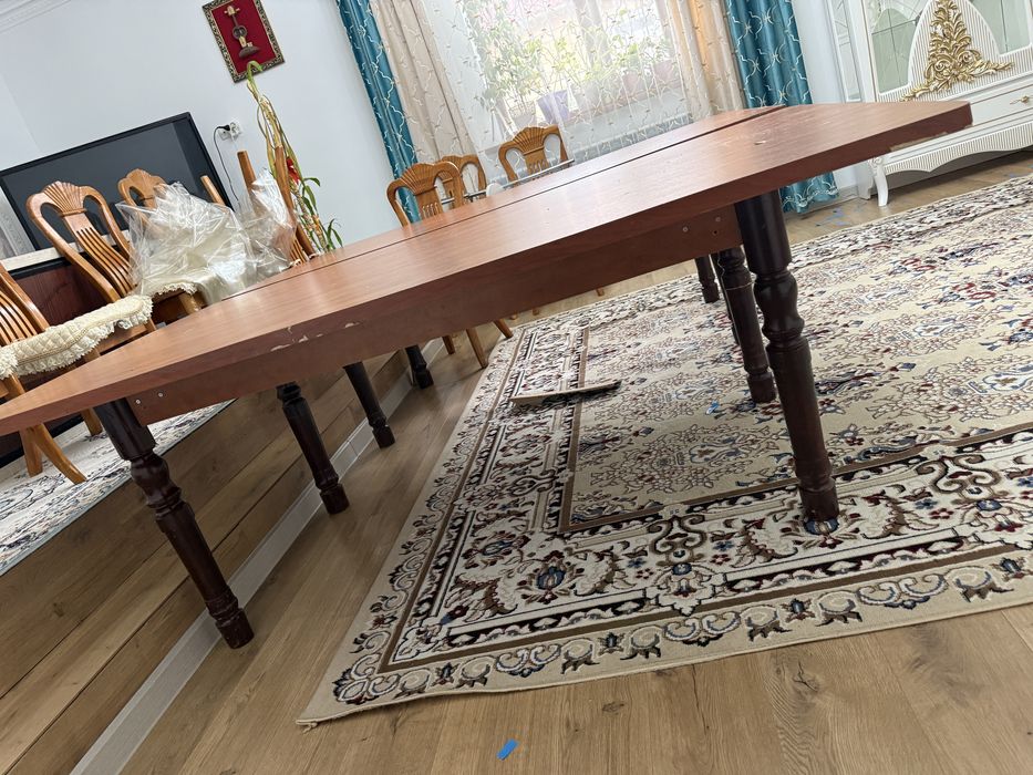 Большой гостинный стол