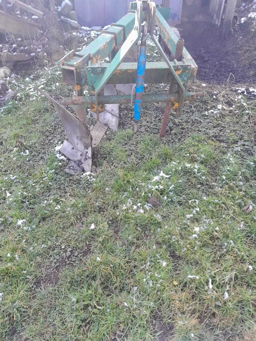 Vând tractor Belarus cu plug