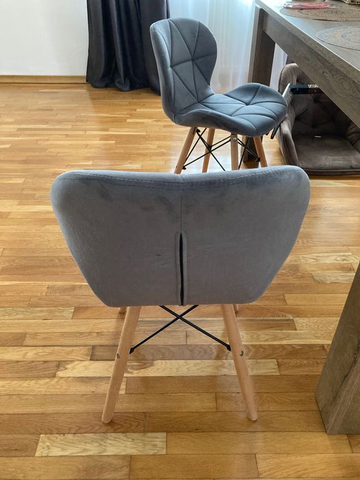 Vand set de 4 scaune in stare excelentă