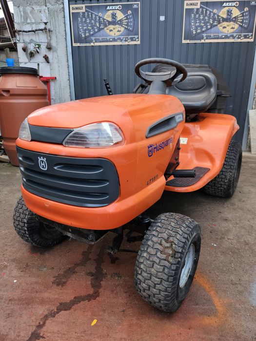 Tractoras de tuns iarba gazob Husqvarna LT 151