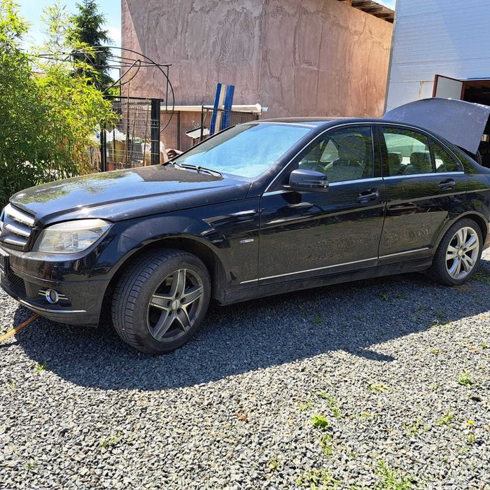 Dezmembrez Mercedes w204