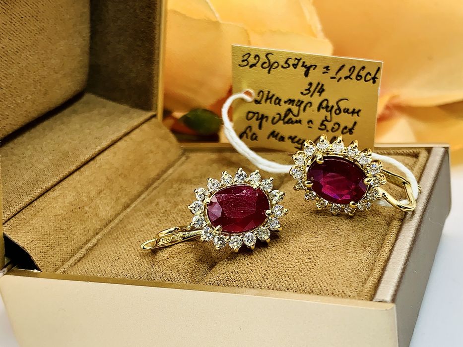 Статные золотые серьги с бриллиантами и Рубинами