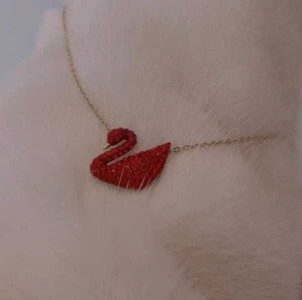 Lănțișor Swarovski Swan / Lebădă Roșie - nou, în cutie