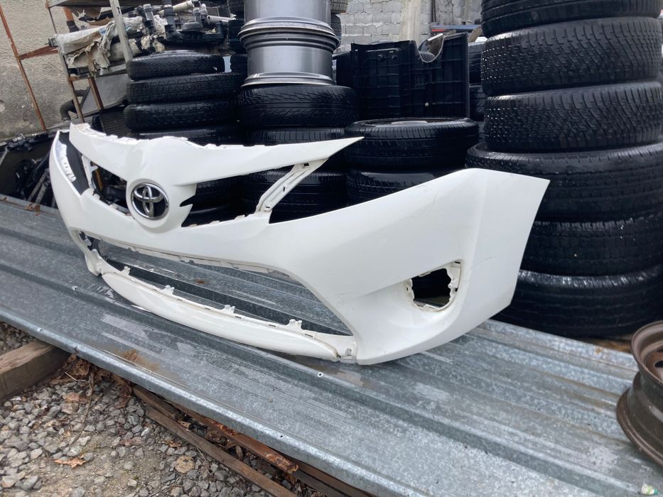 Toyota Verso. Тойота Версо. Предна броня. 13-18. Оригинална.