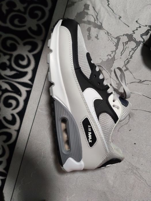 Продам кроссовки Nike Air Max 90.