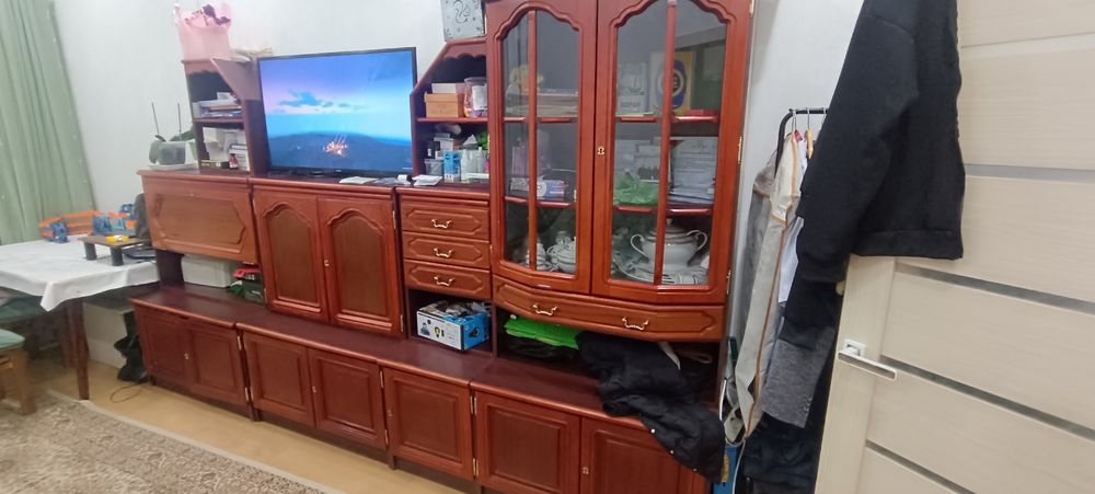 Продаётся стенка из натурального дерева в классическом советском стиле