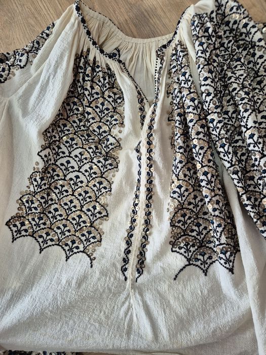 Costum popular vechi de peste 100 de ani